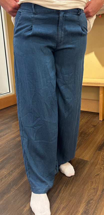 DARK CHAMBRAY PINTUCK DETAIL WIDE LEG PANTS